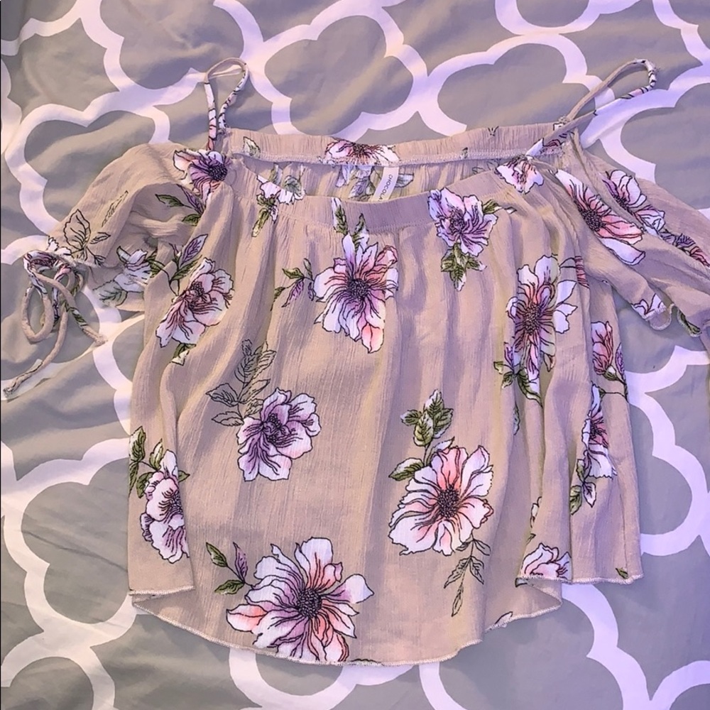 Tan Top w Off the Shoulder Sleeves